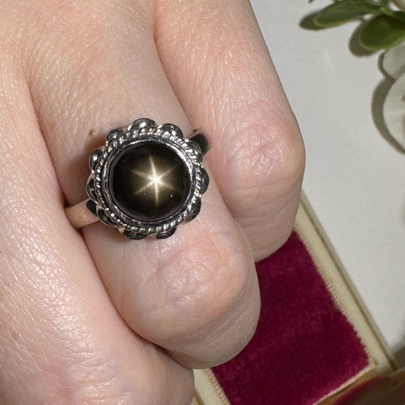RARE! Star Sapphire Estate Ring 18K Gold Size about 7.5 Genuine Black Sapphire - Picture 10 of 17